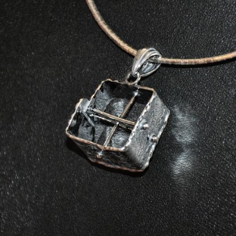 СРЕБЪРЕН МЕДАЛЬОН С АСИМЕТРИЧНА ФОРМА